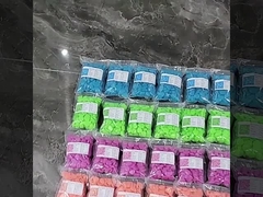 Superficie luminosa decorativa gialla del quarzo dei ciottoli del giardino del carro armato di pesce