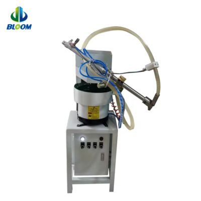 Qualità  Automatic Nut Feeder for Spot Welding with M5-M12 Compatibility 220V/50Hz Power and 0.5MPa Air Source fabbrica