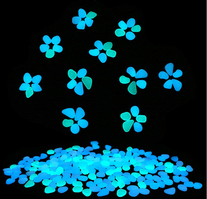 Incandescenza di plastica della resina nel luminoso scuro dei ciottoli schiacciato