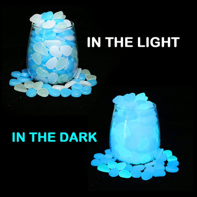 Incandescenza di plastica della resina nel luminoso scuro dei ciottoli schiacciato