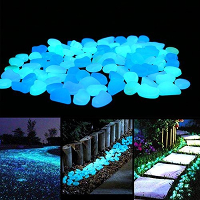 Incandescenza di plastica della resina nel luminoso scuro dei ciottoli schiacciato