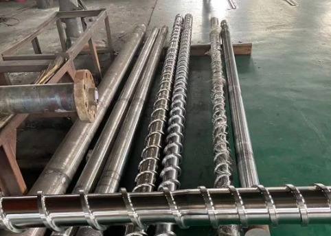 Fabbricazione di macchine per l'estrusione di tubi di plastica
