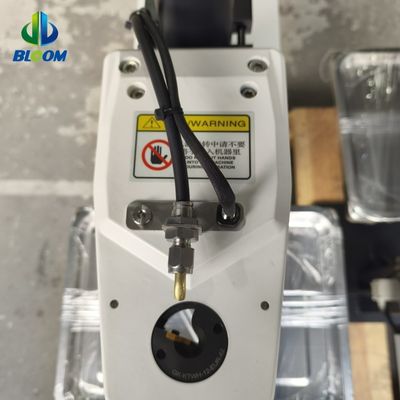 Dispositivo automatico per il cambio del tappo dell'elettrodo e per la confezione del robot-pistola per saldatura a punti
