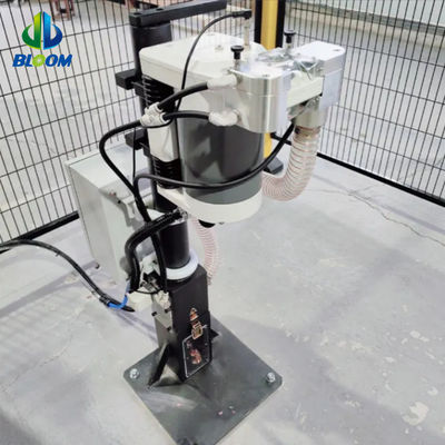 Dispositivo automatico per il cambio del tappo dell'elettrodo e per la confezione del robot-pistola per saldatura a punti