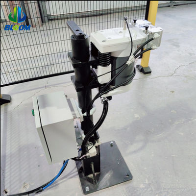 Dispositivo automatico per il cambio del tappo dell'elettrodo e per la confezione del robot-pistola per saldatura a punti