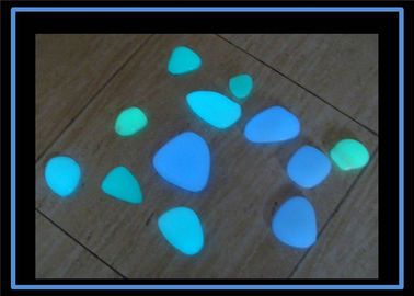 Incandescenza del giardino nelle pietre scure, pietre luminescenti di colore giallo verde
