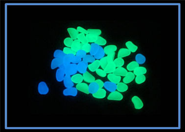 Incandescenza del giardino nelle pietre scure, pietre luminescenti di colore giallo verde