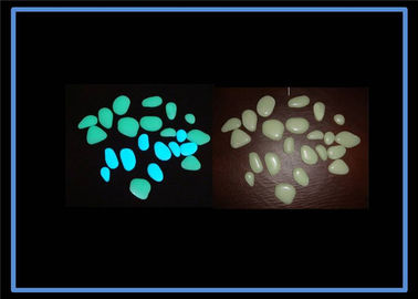 Pietra luminescente /Glow del ciottolo della glassa nel ciottolo scuro