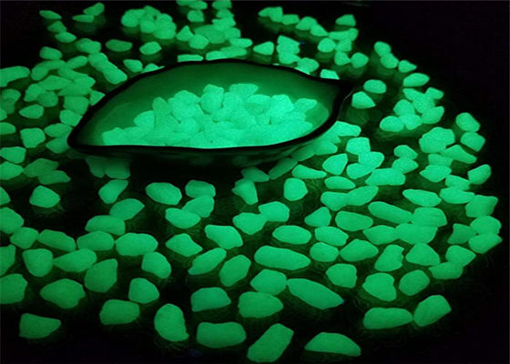 Incandescenza alimentata solare nei ciottoli scuri del giardino per la decorazione del passaggio pedonale