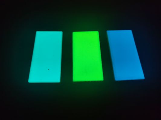 Incandescenza della resina nelle mattonelle scure per la decorazione della Camera