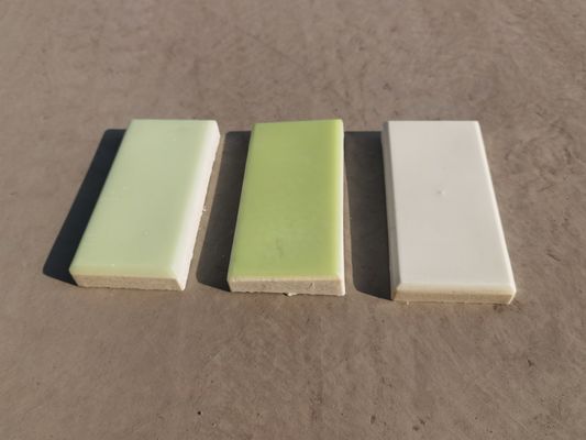 Incandescenza della resina nelle mattonelle scure per la decorazione della Camera