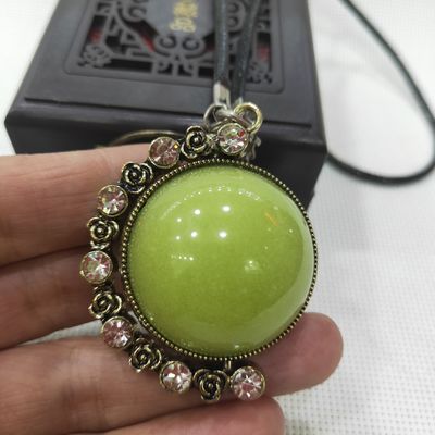 Pendente di pietra luminescente protetto contro gli agenti tossici radioattivo femminile