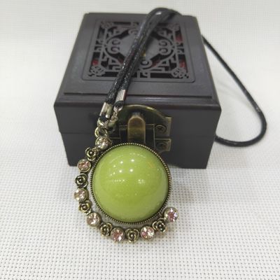 Pendente di pietra luminescente protetto contro gli agenti tossici radioattivo femminile