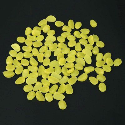 Superficie luminosa decorativa gialla del quarzo dei ciottoli del giardino del carro armato di pesce