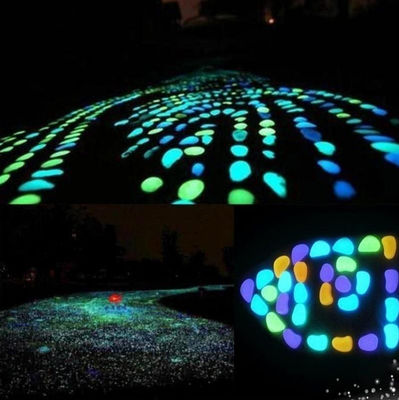 Incandescenza variopinta nei ciottoli scuri del giardino per la pietra luminosa della decorazione domestica del giardino