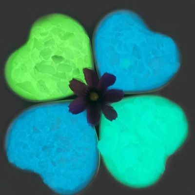 L'incandescenza della ghiaia lapida i materiali luminescenti per la decorazione della strada
